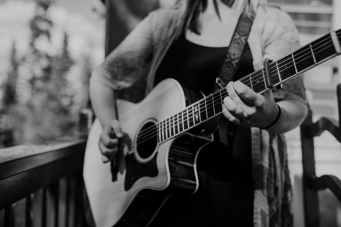 sarah-guitar